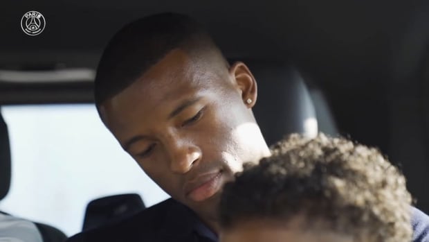 Gini Wijnaldum's first moments at Paris Saint-Germain